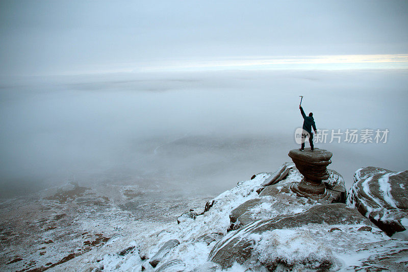 登山运动员在旭日升起在Kinder Scout，山顶地区